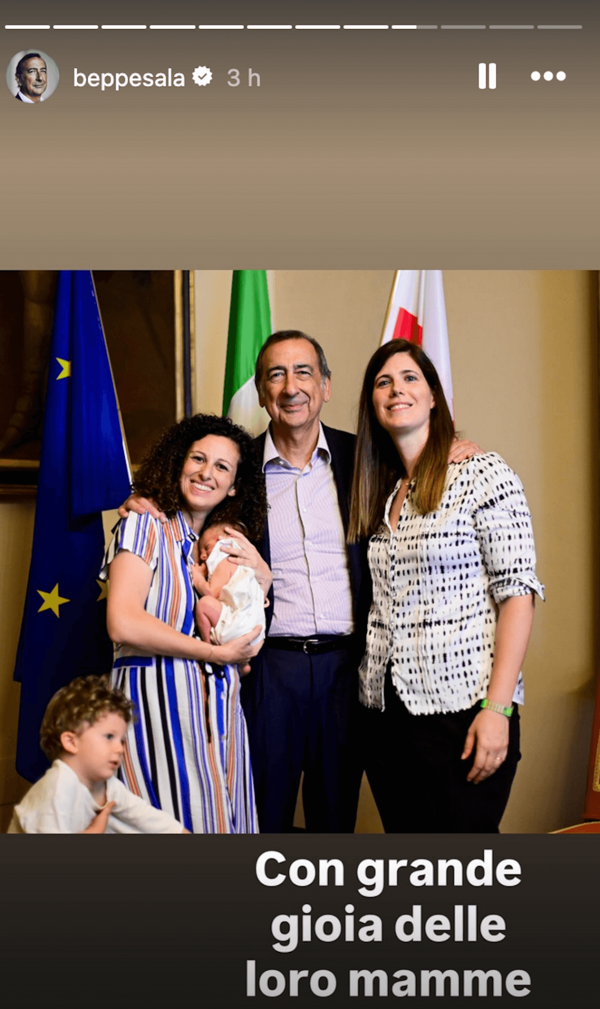 Milano, il sindaco Sala è tornato a registrare i figli con due mamme. Prima volta anche a Brescia - Beppe Sala torna a registrare i figli con due mamme 1 - Gay.it
