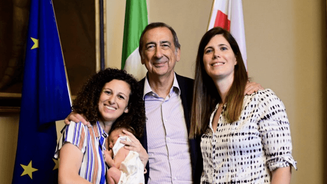 Milano, il sindaco Sala è tornato a registrare i figli con due mamme. Prima volta anche a Brescia - Beppe Sala torna a registrare i figli con due mamme cover - Gay.it