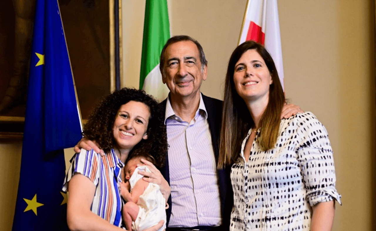 Milano, il sindaco Sala è tornato a registrare i figli con due mamme. Prima volta anche a Brescia