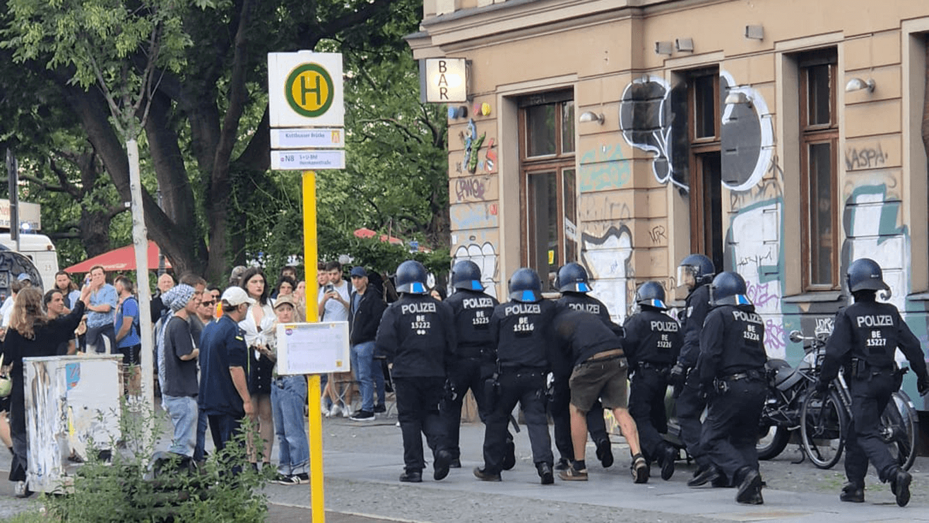 Berlino. La polizia tedesca trattiene un manifestante della marcia Pro-Pal alternativa al Pride ufficiale. Foto Gay.it