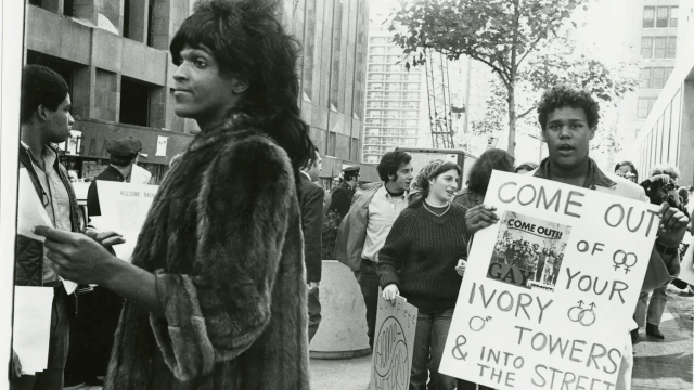Diana Davies, Marsha P. Johnson distribuisce volantini di supporto per gli studenti gay della New York University, 1970 © The New York Public Library