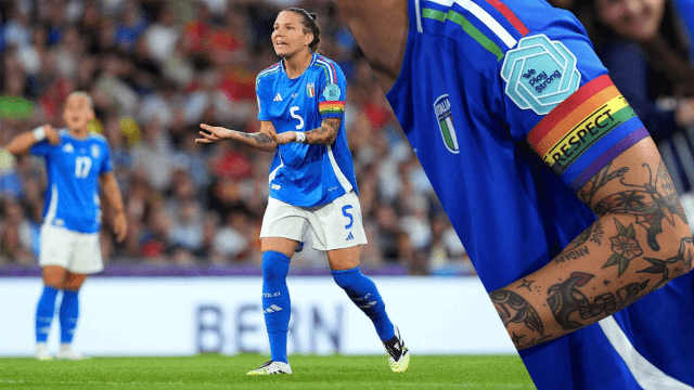 Elena Linari è la prima capitana di una nazionale azzurra di calcio ad indossare la fascia arcobaleno per i diritti LGBTIQ+