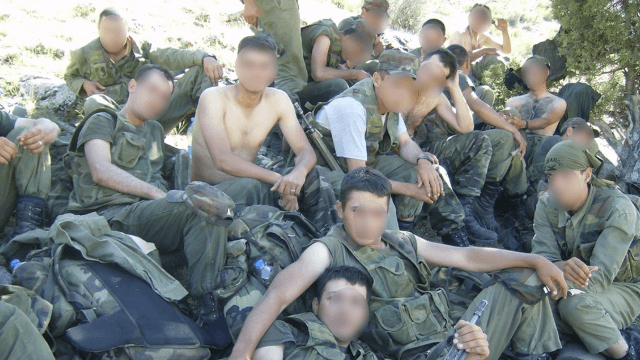 In Turchia si è diffusa la notizia secondo la quale l'esercito farebbe distinzione tra persone gay passive e attive nell'ammissione al reclutamento. Cosa c'è di vero?