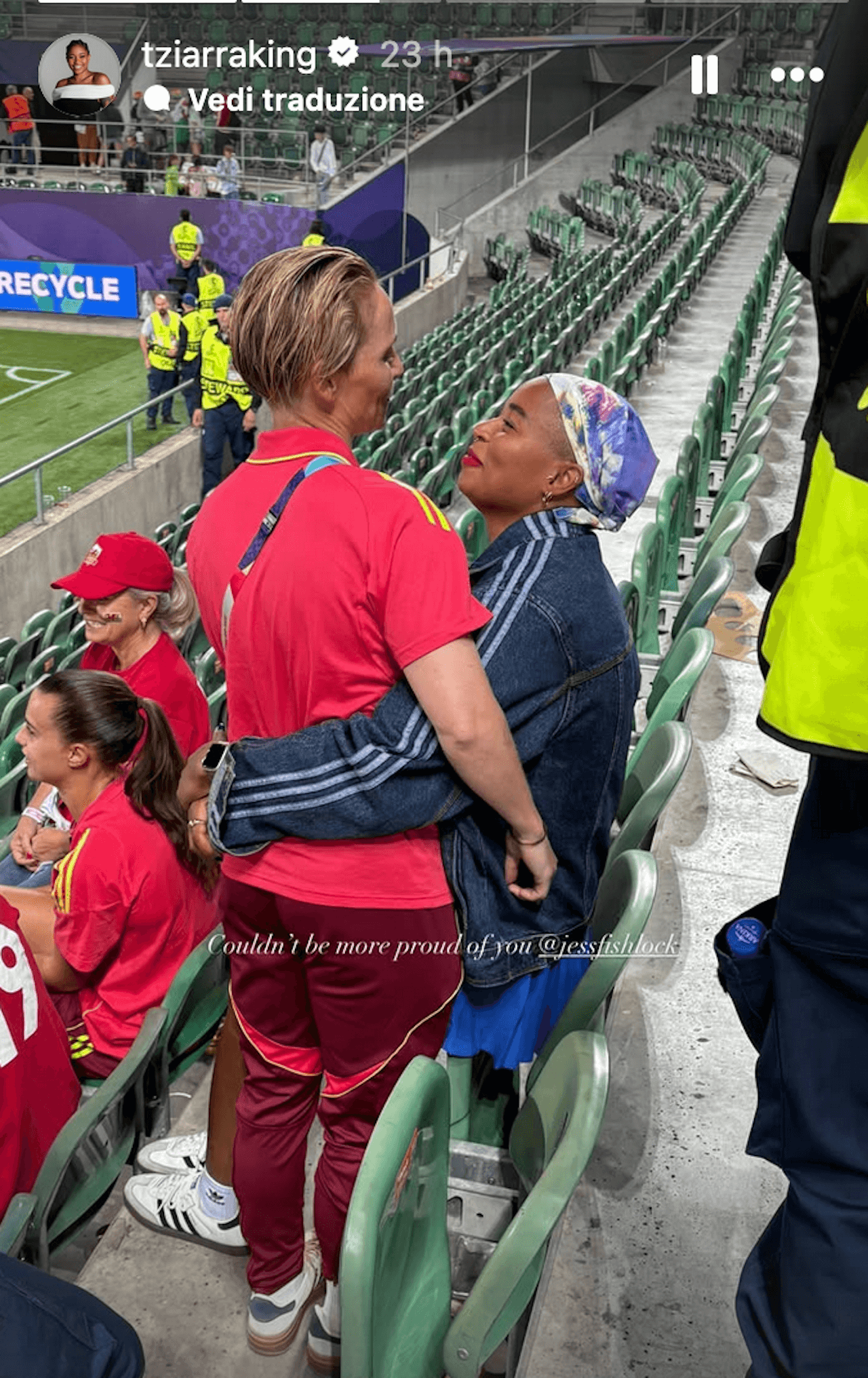 Europei femminili, Jess Fishlock entra nella Storia. Il dolcissimo abbraccio a sua moglie Tziarra King - Europei femminili Jess Fishlock entra nella Storia. Il dolcissimo abbraccio con la moglie Tziarra King 2 - Gay.it