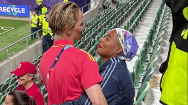 Europei femminili, Jess Fishlock entra nella Storia. Il dolcissimo abbraccio a sua moglie Tziarra King - Europei femminili Jess Fishlock entra nella Storia. Il dolcissimo abbraccio con la moglie Tziarra King - Gay.it