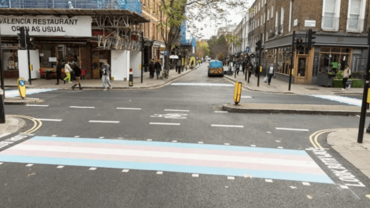 Donna inglese intenta causa per le strisce pedonali con i colori della bandiera trans: “Mi escludono”