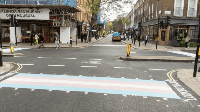 Donna inglese intenta causa per le strisce pedonali con i colori della bandiera trans: "Mi escludono" - Foto Camden Council - Gay.it