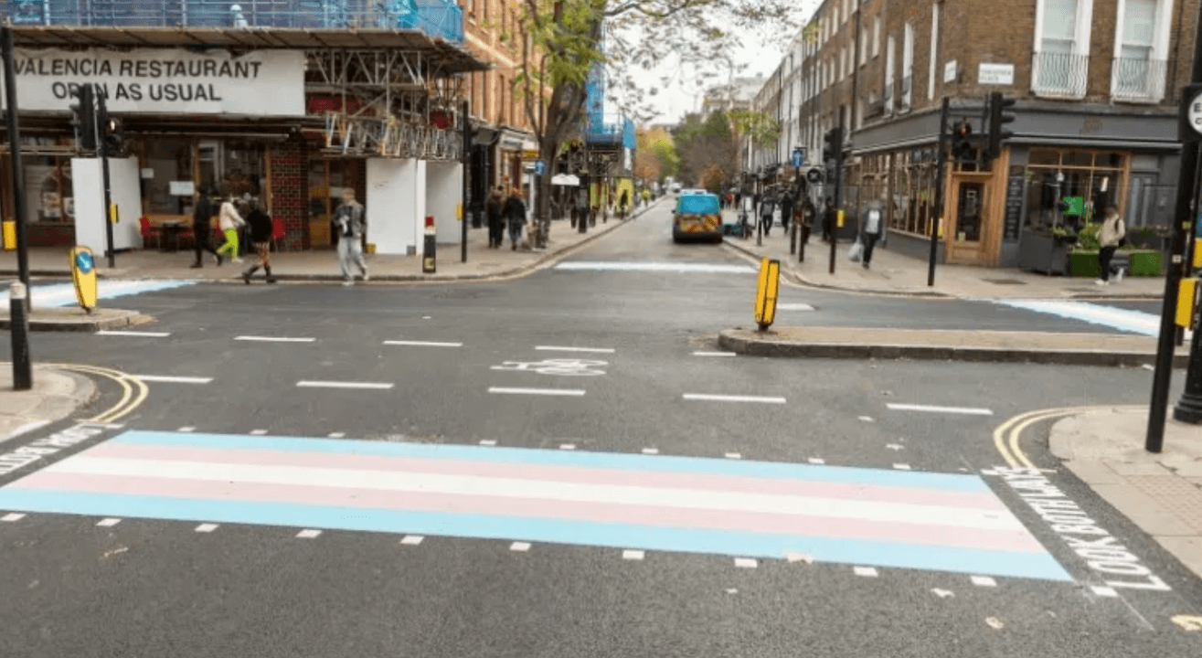 Donna inglese intenta causa per le strisce pedonali con i colori della bandiera trans: “Mi escludono”