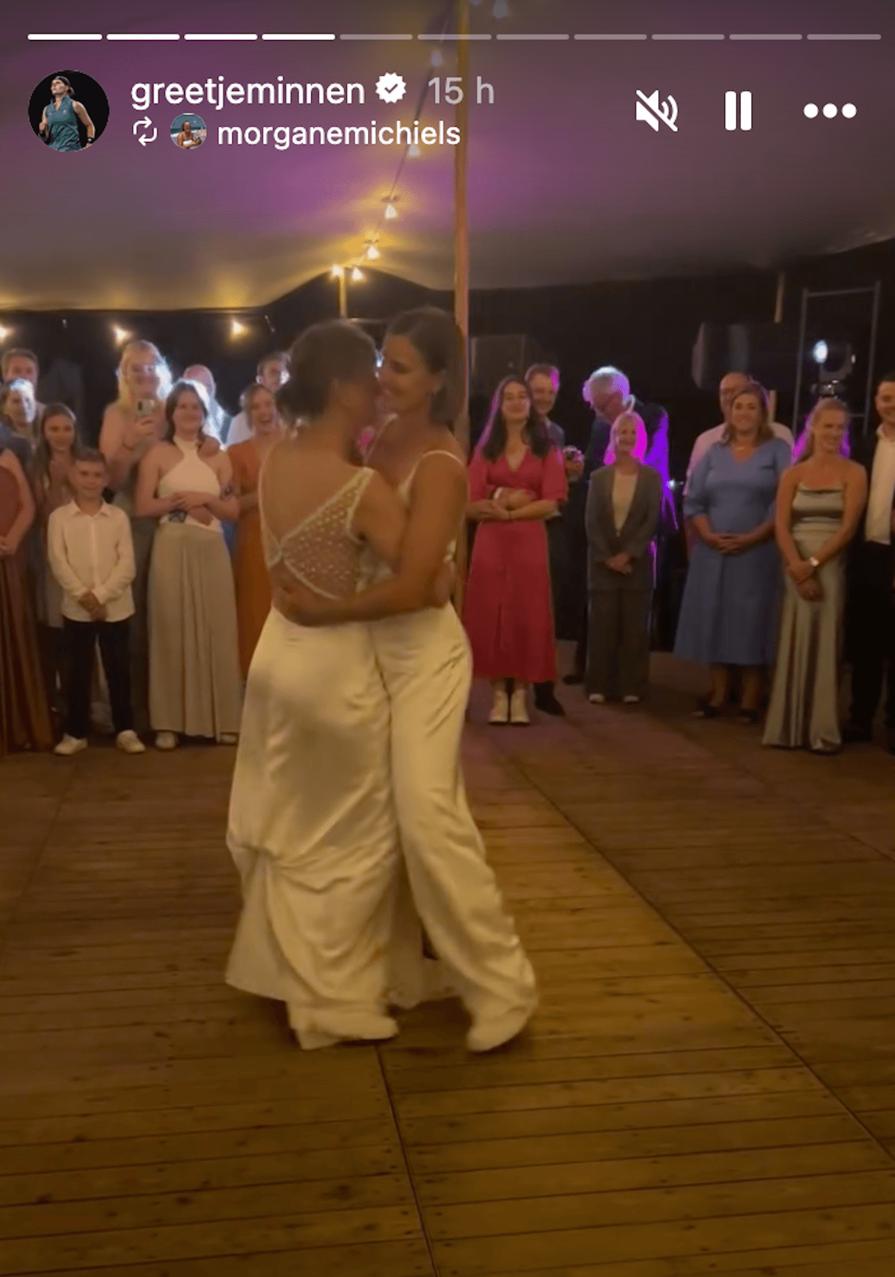 Greet Minnen, la tennista belga ha sposato l'amata Marie Diels (FOTO) - Greet Minnen e Marie Diels ballano dopo le nozze - Gay.it