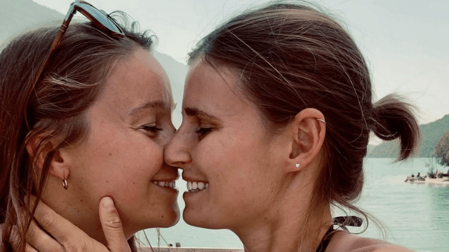 Greet Minnen, la tennista belga ha sposato l'amata Marie Diels (FOTO) - Greet Minnen e Marie Diels si baciano - Gay.it