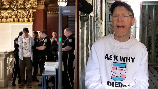 Nonno gay con cancro al 4° stadio protesta a sostegno dei giovani trans e viene multato di 16.000 dollari - James Lantz - Gay.it