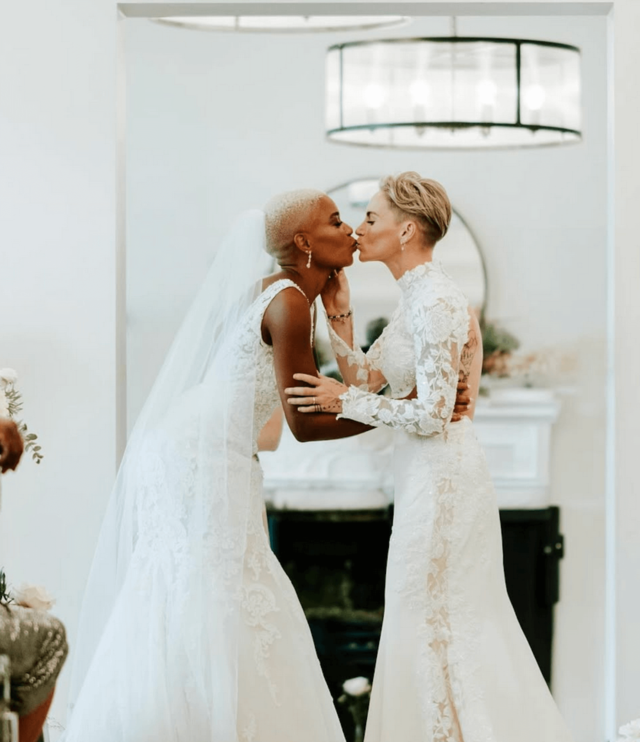 Europei femminili, Jess Fishlock entra nella Storia. Il dolcissimo abbraccio a sua moglie Tziarra King - Jess Fishlock e Tziarra King - Gay.it