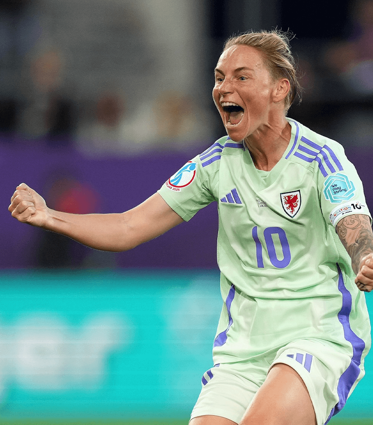 Europei femminili, Jess Fishlock entra nella Storia. Il dolcissimo abbraccio a sua moglie Tziarra King - Jess Fishlock - Gay.it
