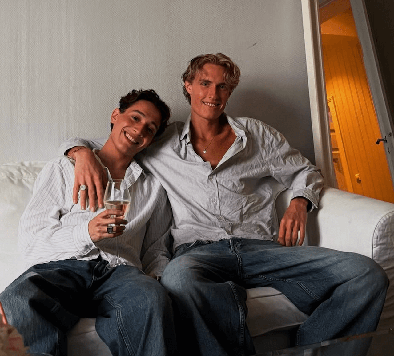 Kyle Alessandro, il cantante dell'Eurovision 2025 fa coming out baciando il modello Brede Bremnes (VIDEO) - Kyle Alessandro e Brede Bremnes 1 - Gay.it