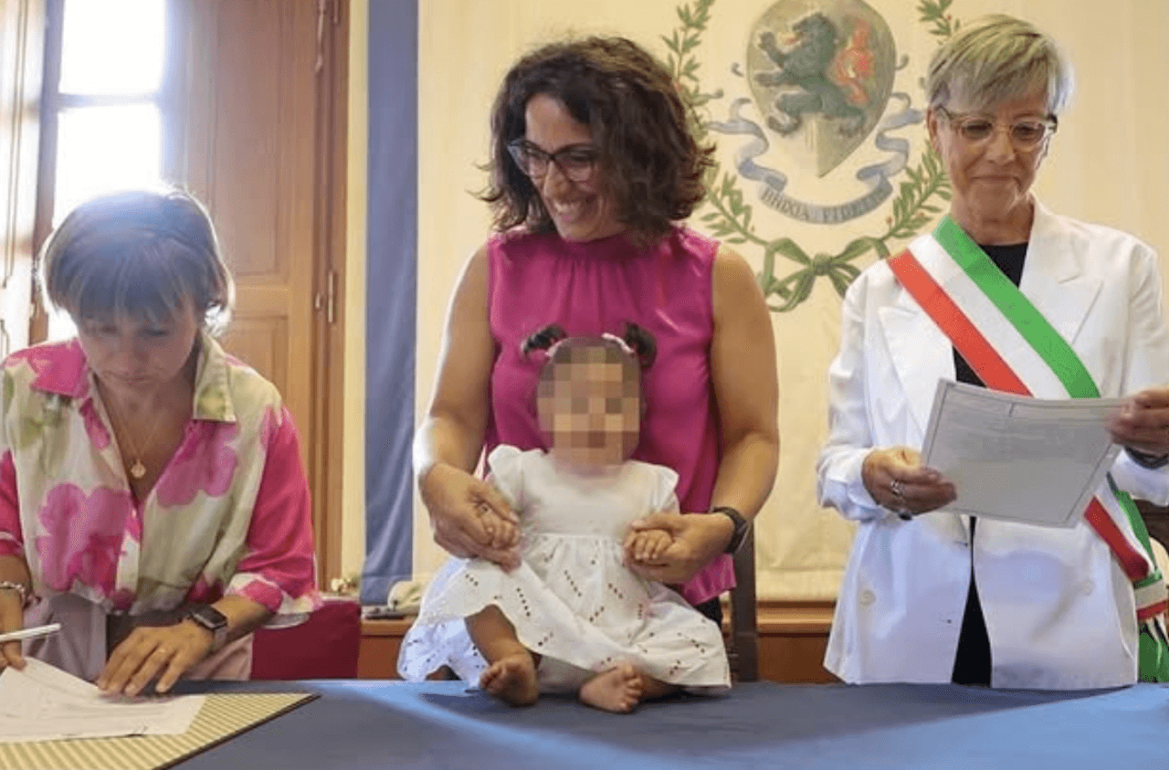Milano, il sindaco Sala è tornato a registrare i figli con due mamme. Prima volta anche a Brescia - Laura Castelletti - Gay.it