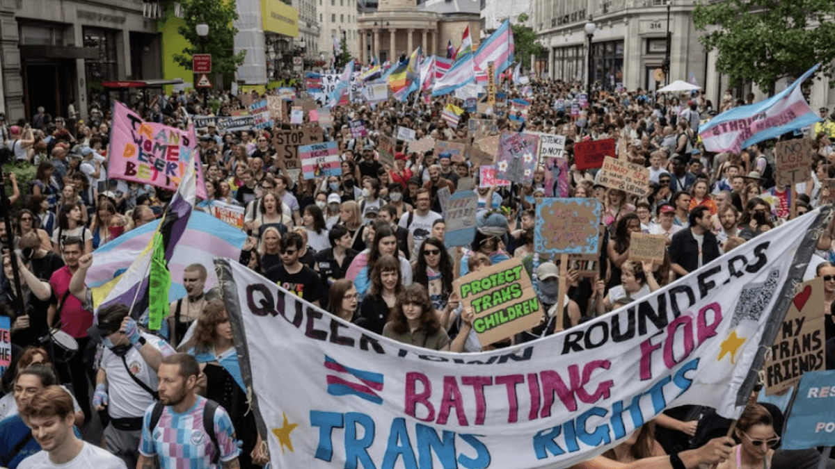 Oltre 100.000 persone al London Trans Pride per dire basta alla crescente transfobia nel Regno Unito