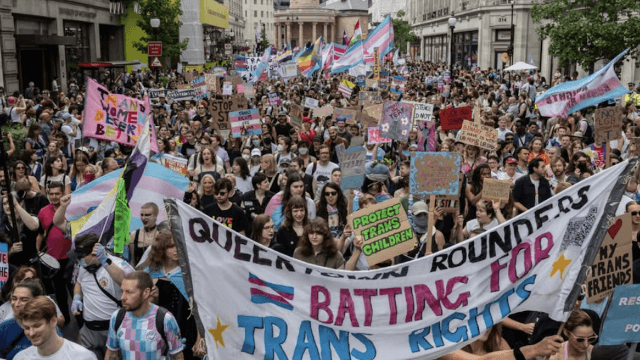 Oltre 100.000 persone al London Trans Pride per dire basta alla crescente transfobia nel Regno Unito - London Trans Pride 2025 - Gay.it