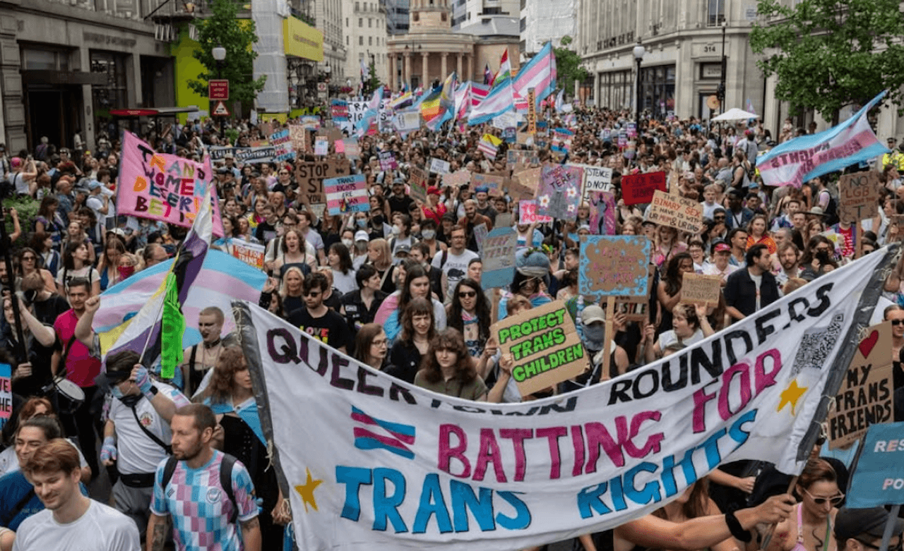 Oltre 100.000 persone al London Trans Pride per dire basta alla crescente transfobia nel Regno Unito