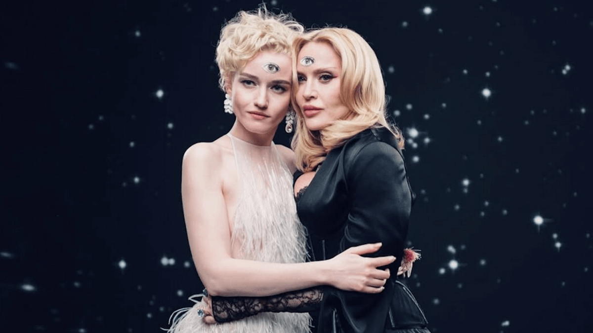 Madonna vs. Universal sul biopic mai realizzato: "Con una vita enorme avevo bisogno di un budget consistente" - Madonna e Julia Garner - Gay.it