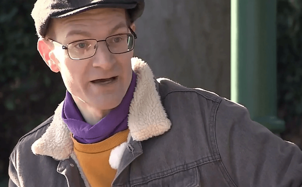La Chiesa d'Inghilterra risarcisce un uomo gay per aver praticato una terapia di conversione: "Come un esorcismo" - Matthew Drapper foto ITV News - Gay.it