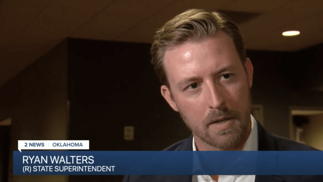 L'Oklahoma introdurrà un test "di purezza ideologica" per individuare e fermare gli insegnanti "woke" - Oklahoma woke Ryan Walters - Gay.it
