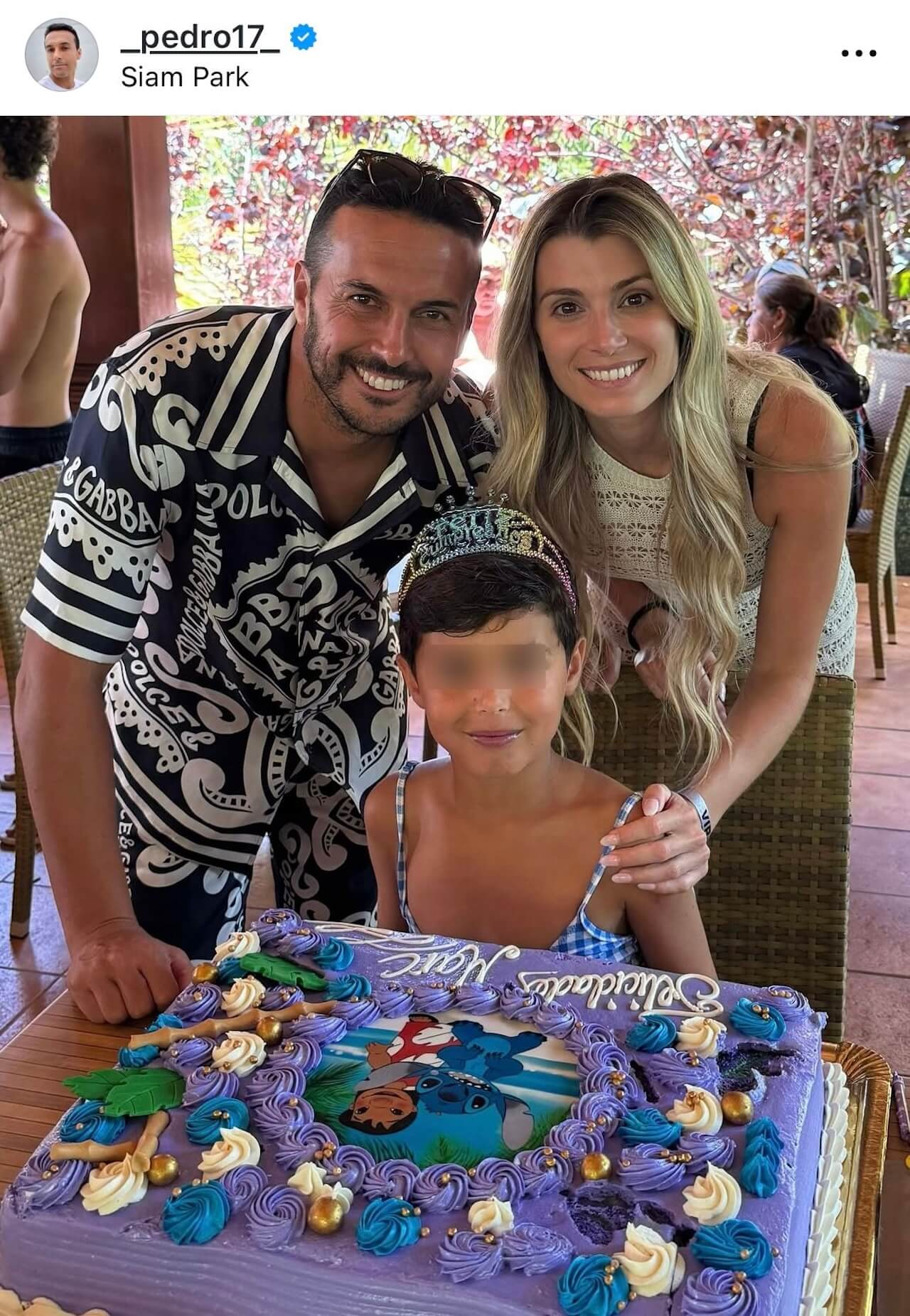 Pedro, il figlio Marc festeggia 8 anni con una tiara in testa e il calciatore della Lazio è costretto a chiudere i commenti social - Pedro il figlio Marc festeggia gli anni con una tiara in testa - Gay.it
