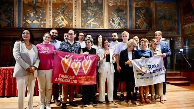 Perugia, storica prima volta: la sindaca Ferdinandi registra 5 bambine figlie di tre coppie di mamme - Perugia storica prima volta. La sindaca Ferdinandi registra 5 bambine figlie di tre coppie di mamme 1 - Gay.it