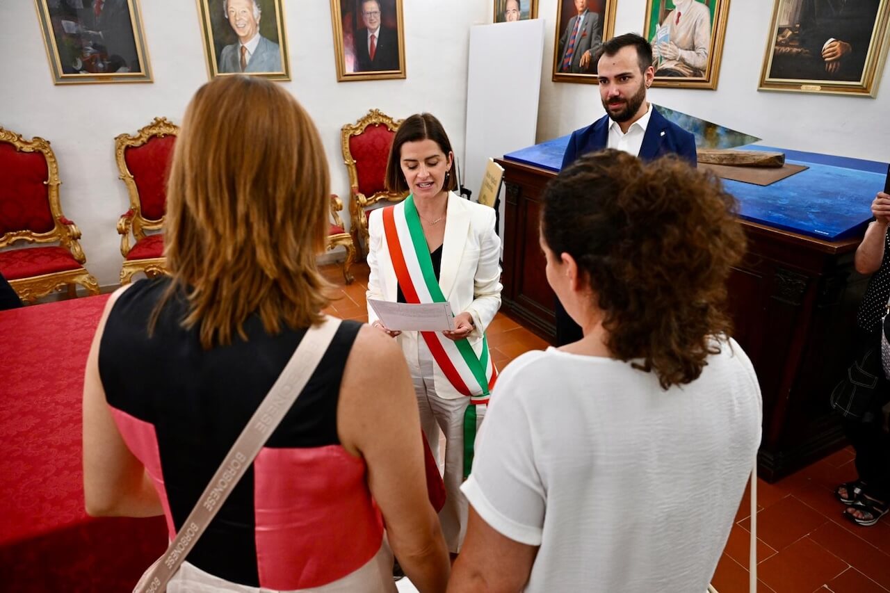 Perugia, storica prima volta: la sindaca Ferdinandi registra 5 bambine figlie di tre coppie di mamme - Perugia storica prima volta. La sindaca Ferdinandi registra 5 bambine figlie di tre coppie di mamme - Gay.it