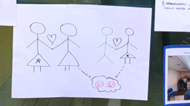 Il disegno con due mamme che ha mandato in delirio i cattolici reazionari