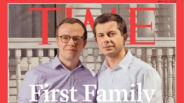 Pete Buttigieg è in testa ai potenziali candidati democratici per le presidenziali del 2028, il sondaggio - Pete Buttigieg e Chasten su Time - Gay.it
