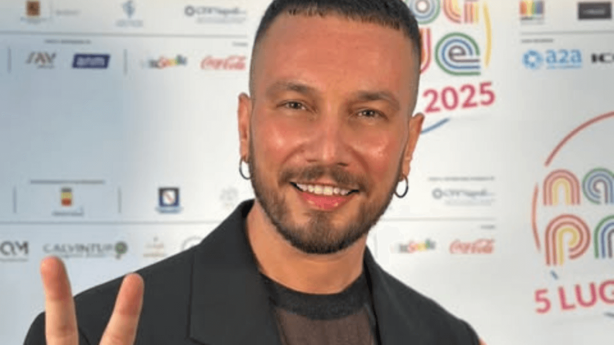 Antonino vittima di omofobia: “Mi hanno augurato di morire, perché sono gay”, il racconto dal palco del Napoli Pride