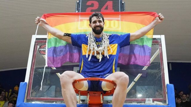 Sebastián Vega, primo cestista argentino a fare coming out, vince lo scudetto e lo festeggia sul canestro con la bandiera rainbow (VIDEO) - Sebastian Vega - Gay.it