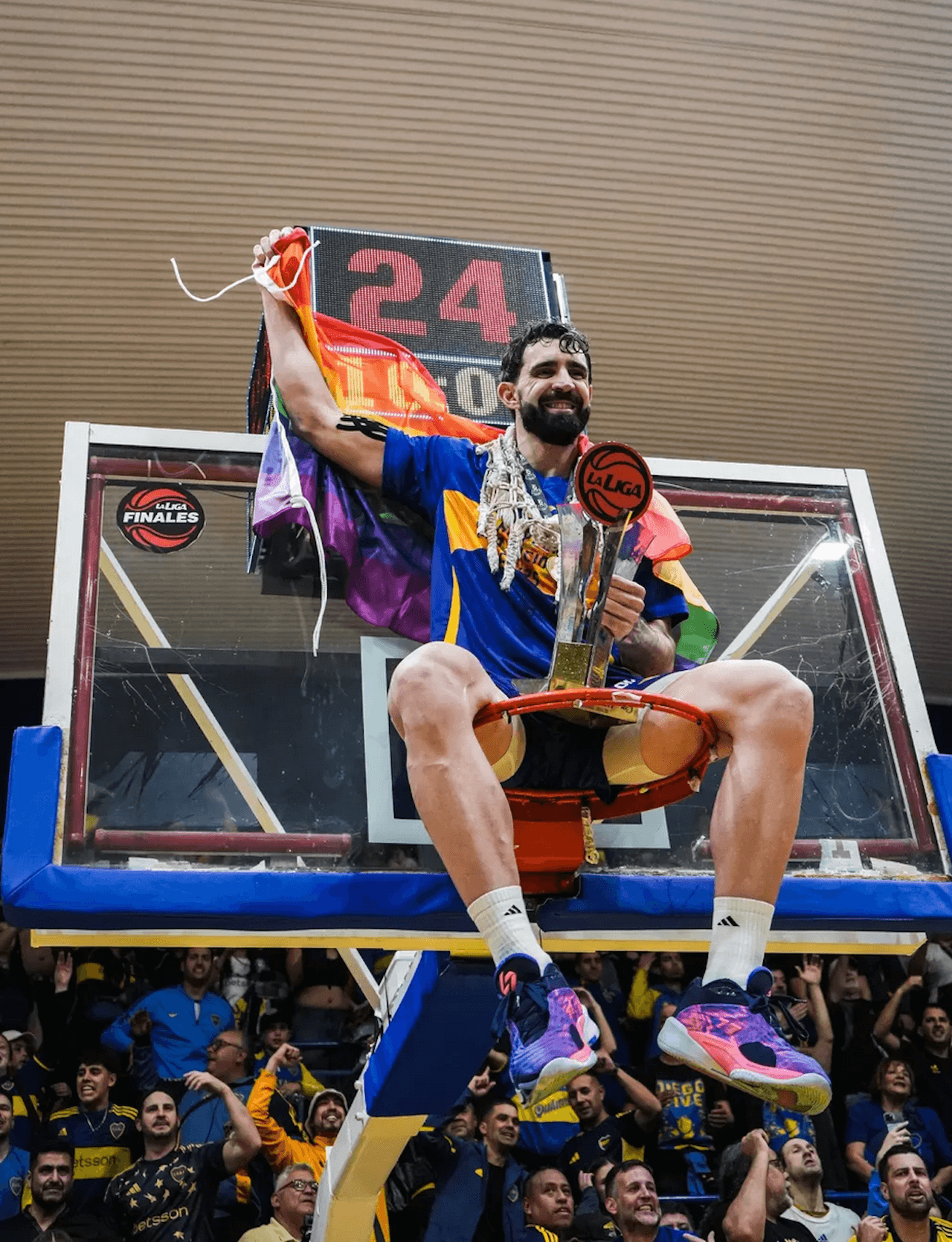 Sebastián Vega, primo cestista argentino a fare coming out, vince lo scudetto e lo festeggia sul canestro con la bandiera rainbow (VIDEO) - Sebastian Vega Pride - Gay.it
