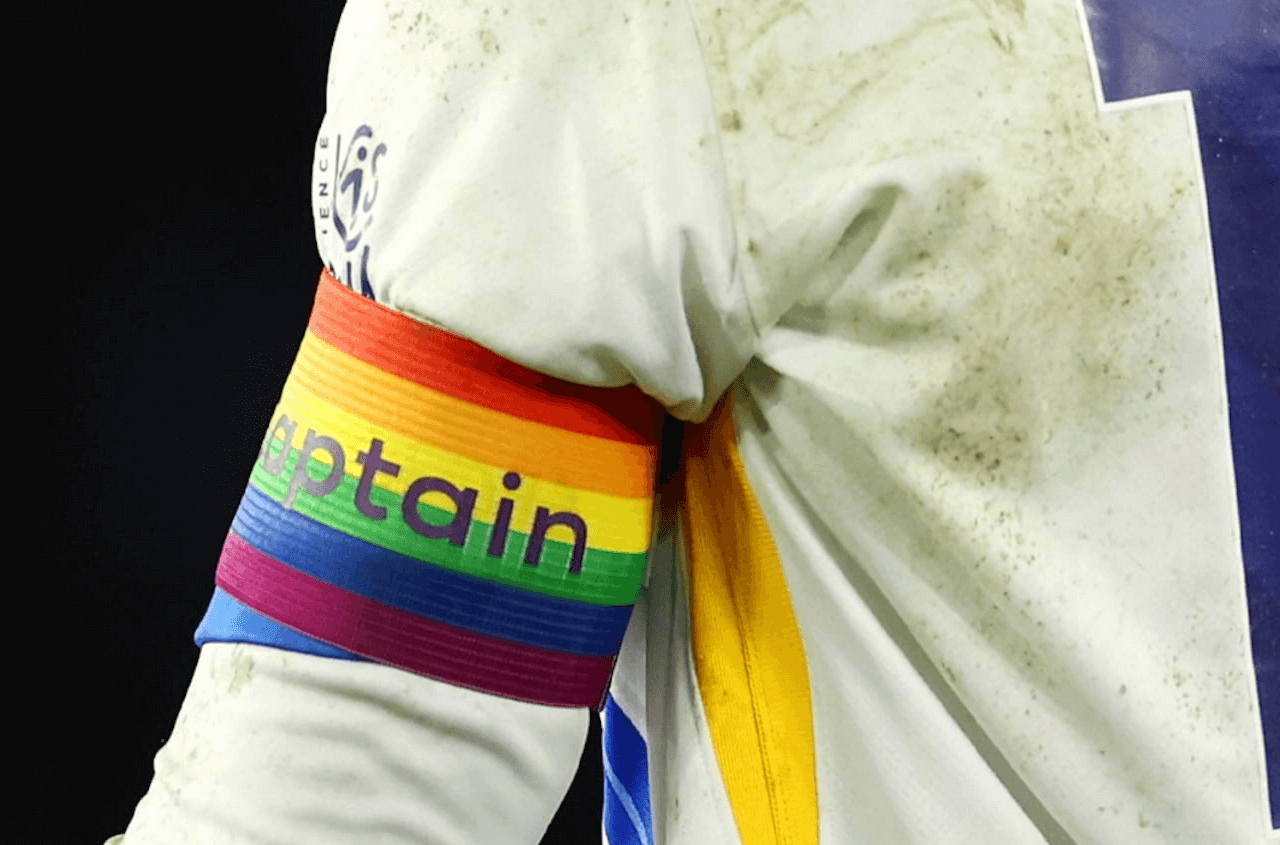Liam Rosenior, il nuovo allenatore del Chelsea è un fiero alleato della comunità LGBTQIA+ - The Premier League is proud to support Stonewalls Rainbow Laces campaign - Gay.it