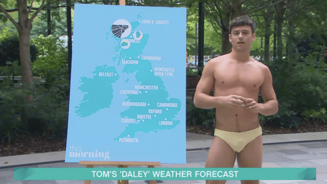 Perché Tom Daley ha presentato il meteo indossando solo uno slip? (VIDEO) - Tom Daley ha presentato il meteo indossando solo uno slip - Gay.it