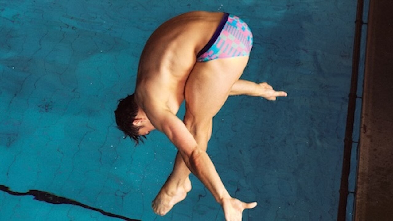 Tom Daley da urlo con la nuova collezione di costumi da bagno Adidas - Tom Daley si tuffa nella moda con la nuova collezione di costumi da bagno Adidas 2 - Gay.it