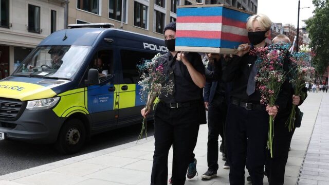 Giovani trans del Regno Unito portano bara in spalla fino alla Corte Suprema: "La nostra dignità è morta" - Trans Kids Deserve Better protest Supreme Court - Gay.it