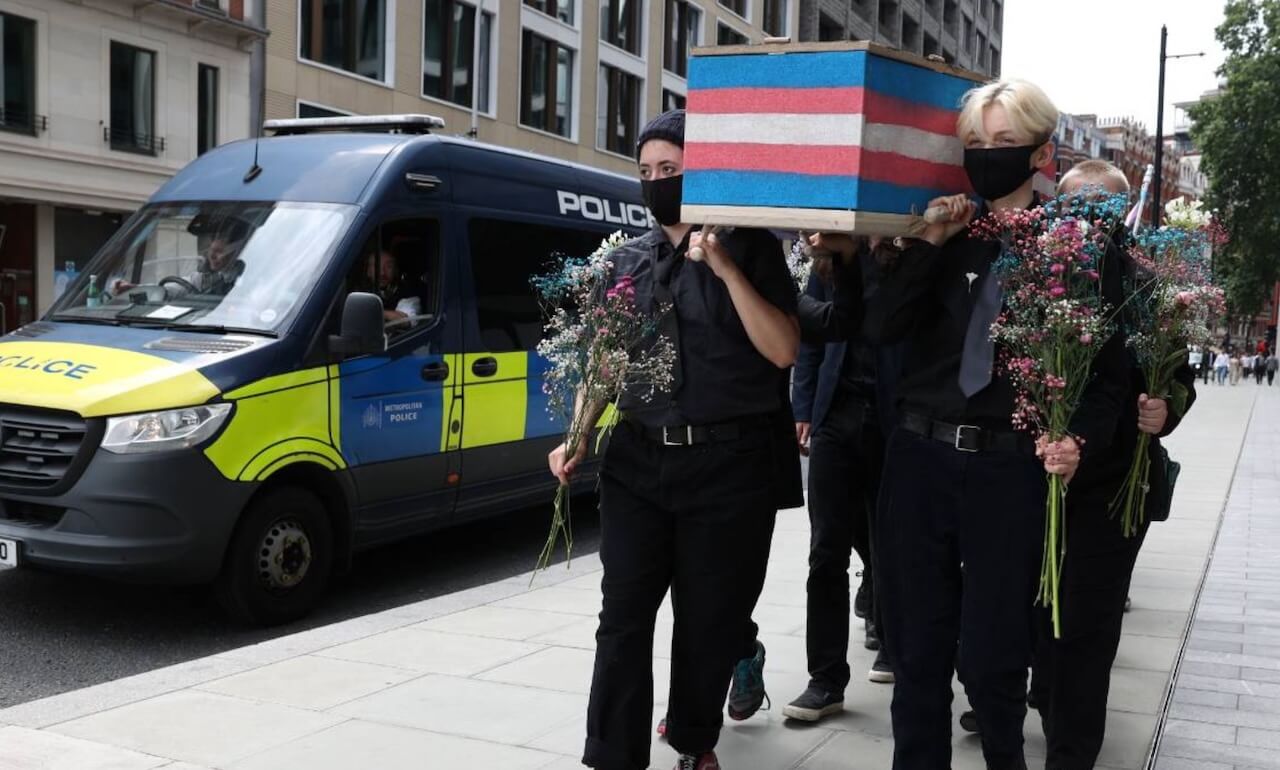 Giovani trans del Regno Unito portano bara in spalla fino alla Corte Suprema: “La nostra dignità è morta”
