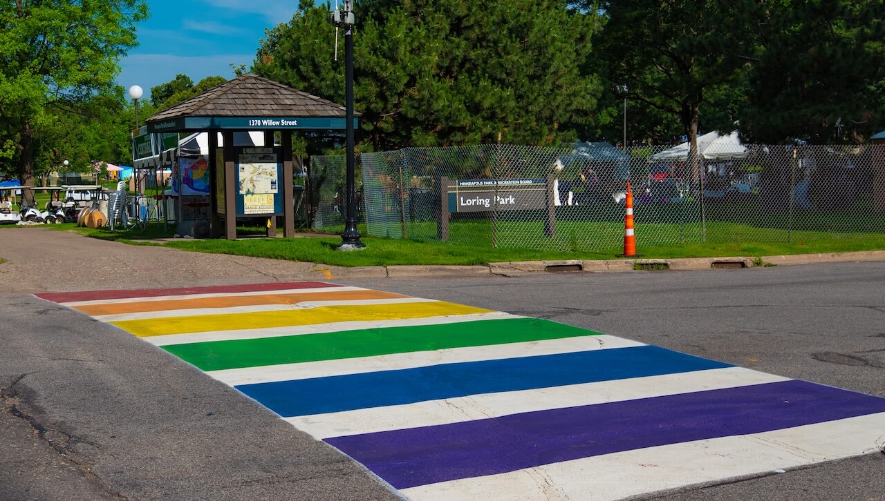 Trump vuole vietare le strisce pedonali arcobaleno: "Distraggono" - Trump vuole vietare le strisce pedonali arcobaleno 1 - Gay.it