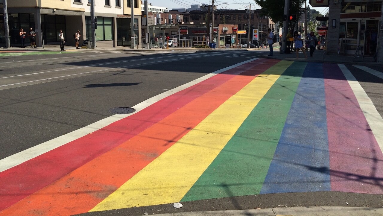 Trump vuole vietare le strisce pedonali arcobaleno: "Distraggono" - Trump vuole vietare le strisce pedonali arcobaleno 2 - Gay.it