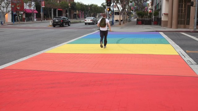 Trump vuole vietare le strisce pedonali arcobaleno: "Distraggono" - Trump vuole vietare le strisce pedonali arcobaleno - Gay.it