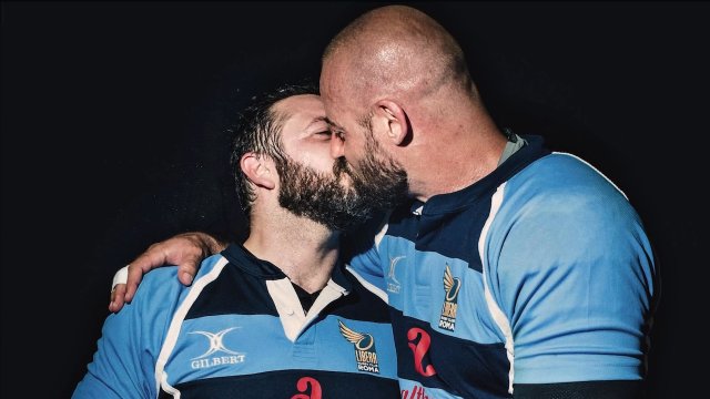 Libera Rugby Club, la prima squadra di rugby gay-friendly ed inclusiva d’Italia arriva a Milano - bacio Libera Rugby su Sportweek - Gay.it