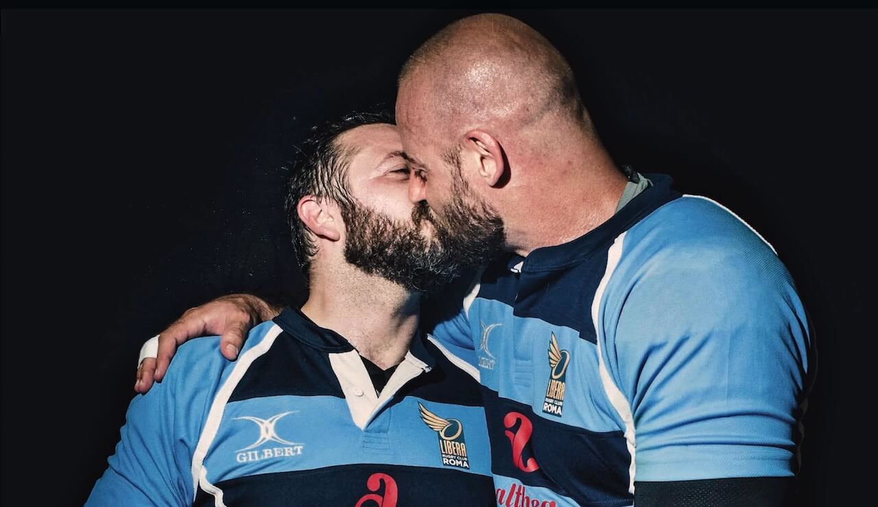 Libera Rugby è arrivata a Milano. 12 anni di storia per placcare insieme i pregiudizi e l'omolesbobitransfobia - bacio Libera Rugby su Sportweek - Gay.it