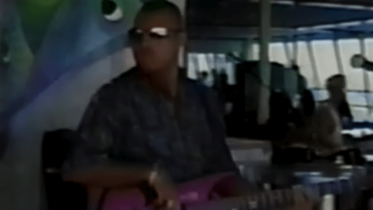 Il bassista Alister Douglas