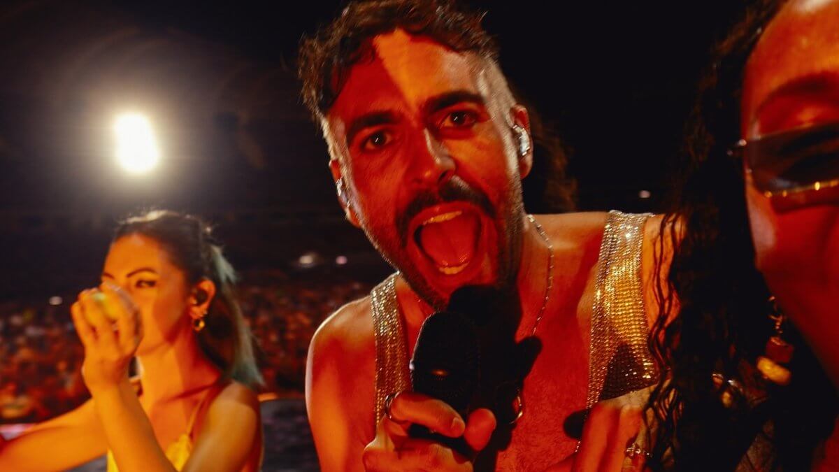 Marco Mengoni: il commovente cartellone di una fan crea una assurda polemica