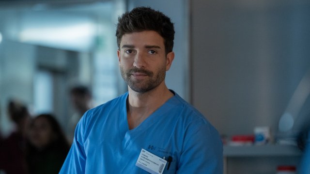 Respira 2, Pablo Alborán tra esordio recitativo e nuovo disco a 5 anni dal coming out - respira s2 e3 241127 091 carlaoset - Gay.it