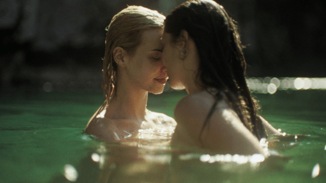 Venezia 2025, Arkoudotrypa è una storia d'amore lesbica tra le montagne greche. Le reazioni stampa - Arkoudotrypa - Gay.it