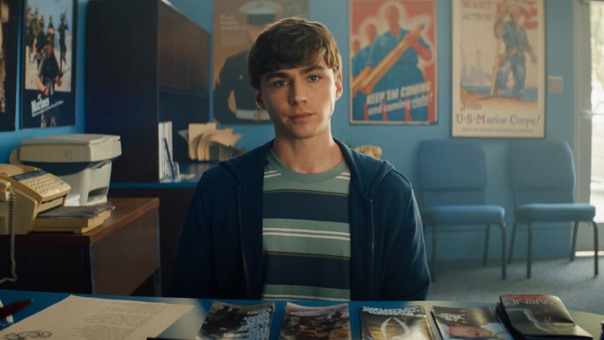 Miles Heizer e l’essere un attore gay a Hollywood: “Sono cresciuto pensando che non avrei più lavorato perché riconoscibile”