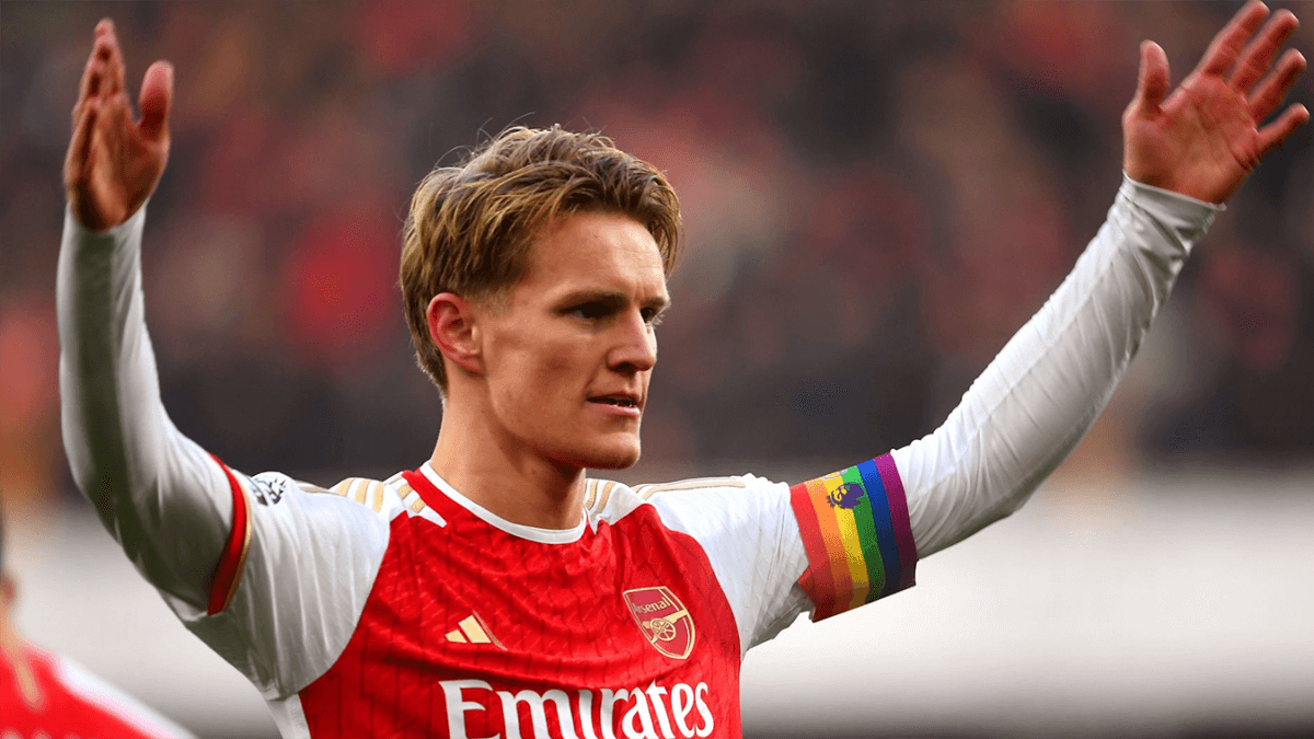 Martin Odegaard dell'Arsenal indossa la fascia da capitano in una partita di Premier League. La Lega britannica ha deciso di istituire una propria campagna contro l'omobitransfobia nel calcio, abbandonando la storica iniziativa "Rainbow Laces" attuata negli ultimi anni insieme all'ong Stonewall