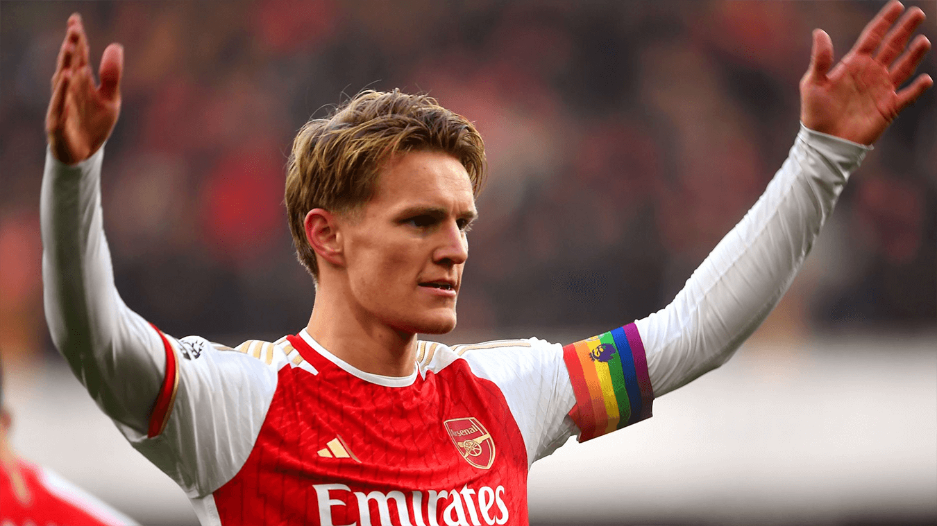 Martin Odegaard dell'Arsenal indossa la fascia da capitano in una partita di Premier League. La Lega britannica ha deciso di istituire una propria campagna contro l'omobitransfobia nel calcio, abbandonando la storica iniziativa "Rainbow Laces" attuata negli ultimi anni insieme all'ong Stonewall